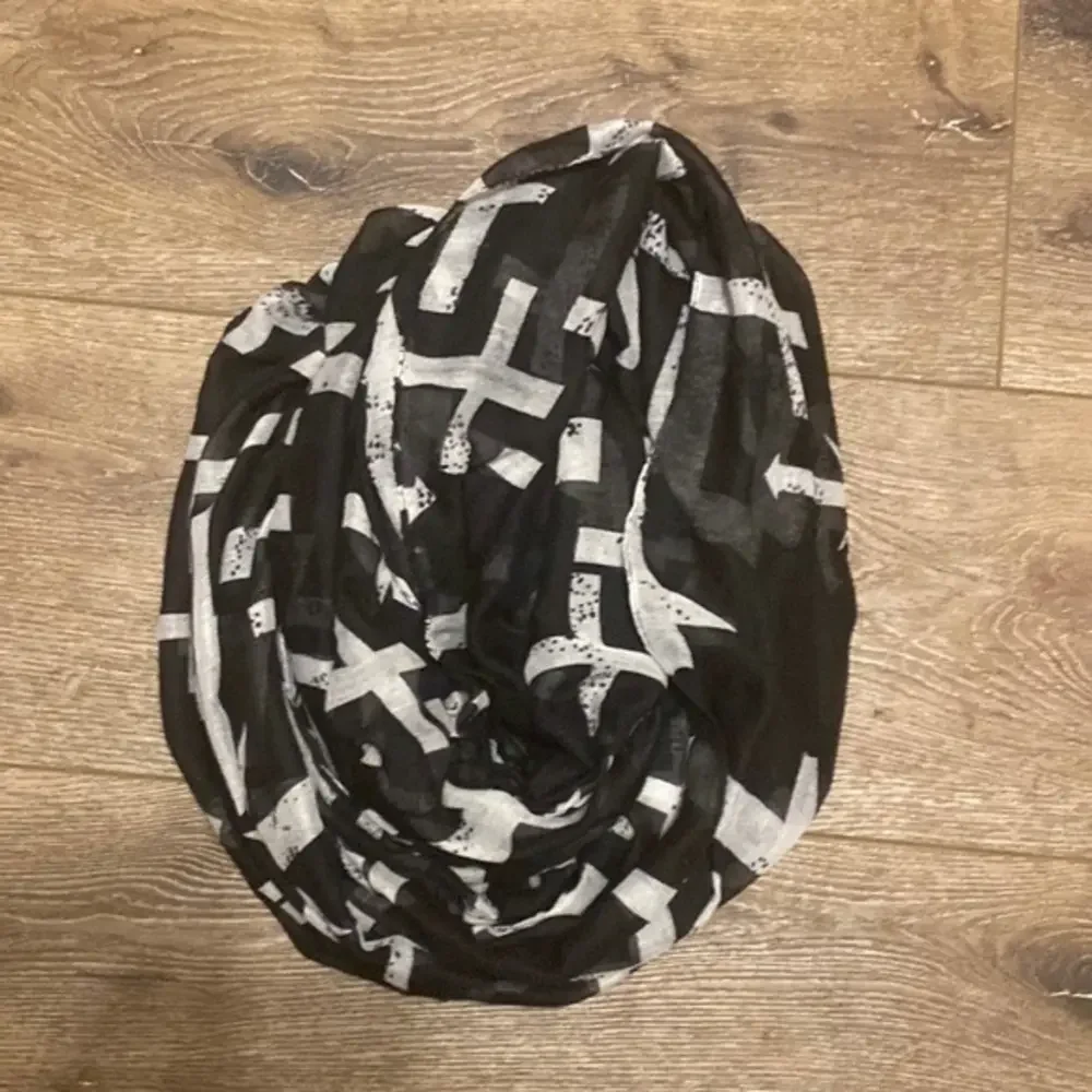 Crossed scarf‎
